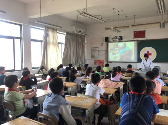 南京市江宁区淳化中心小学开展“关注食品安全，警惕肥胖风险”食品安全课 (2)